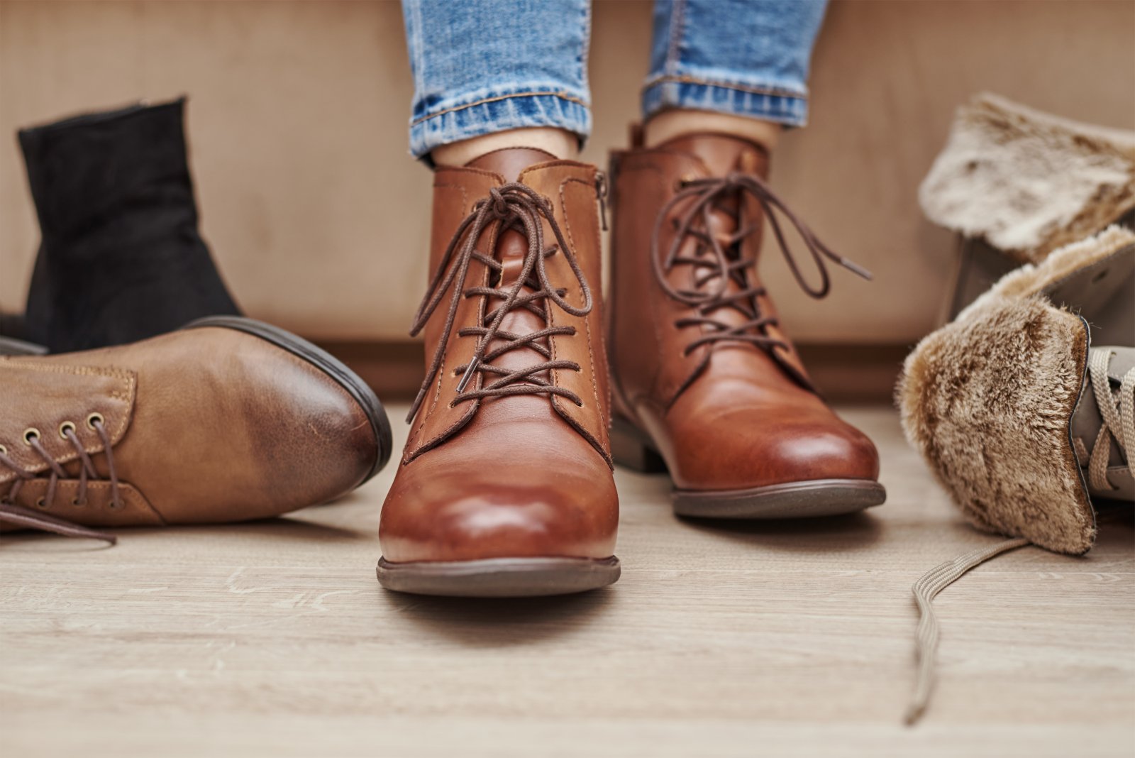 Brązowe botki na jesienne przyjęcie – kiedy pasują do eleganckiej stylizacji? 1 boots and jeans a stylish outfit combination 2026 09 24 06 54 08 utc
